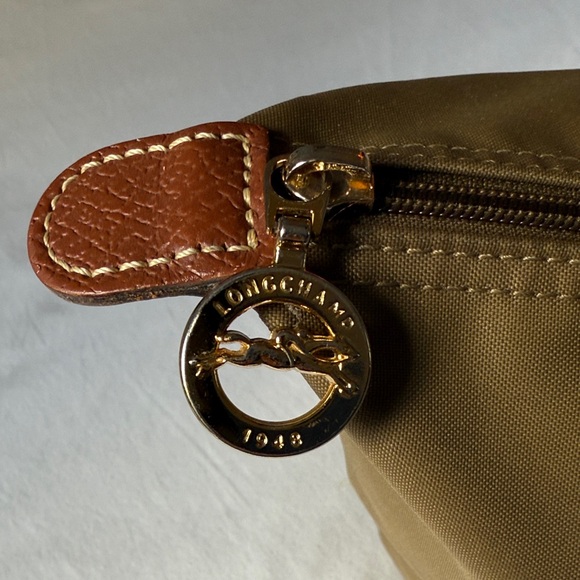 Elegant Brown Women's Tote Bag Longchamp
10x7x9 in - Picture 3 of 8